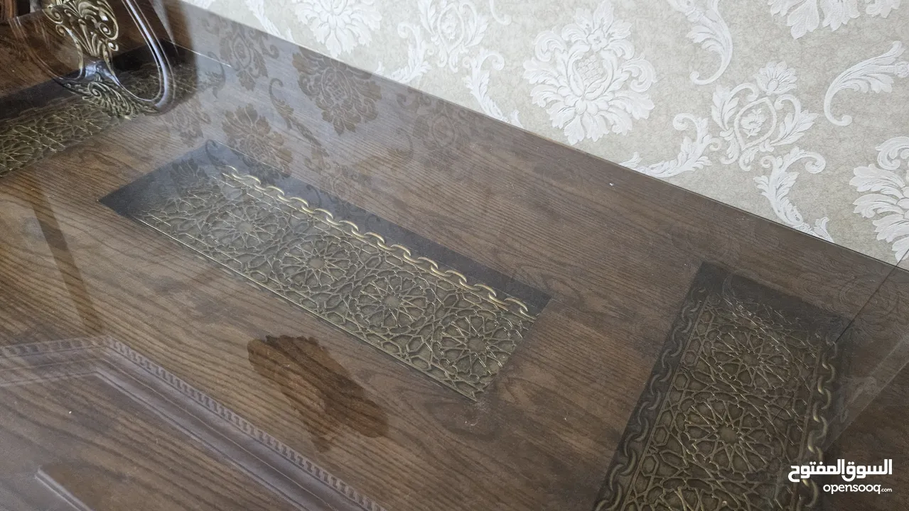 اعلان بيع طاولة سفرة مع 6 كراسي بحالة ممتازة، حفر يدوي خشب زان