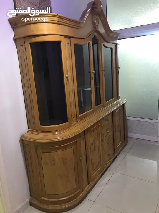 بوفيه خشب زان نظيف بحال الوكالة