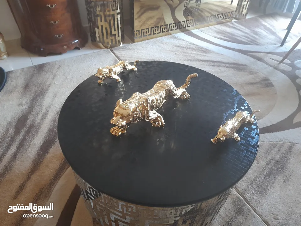 تحف وانتيكات ونحاسيات بسعر مغري من المالك