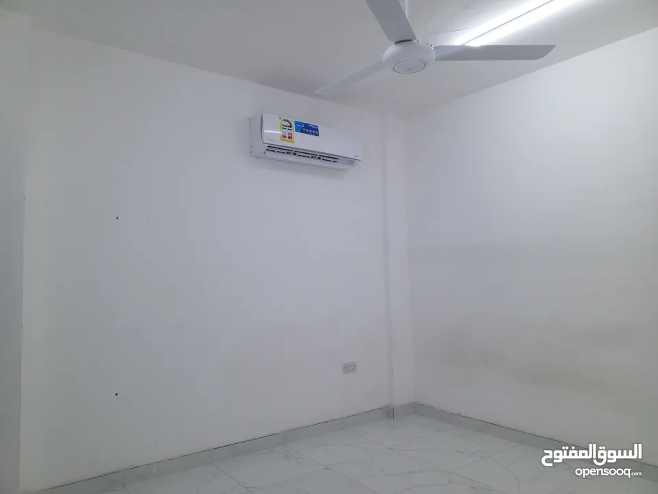 غرفة حمام مطبخ للايجار فى عزيبه قريب الميره Room attached bathroom and kitchen for rent in azaiba ne