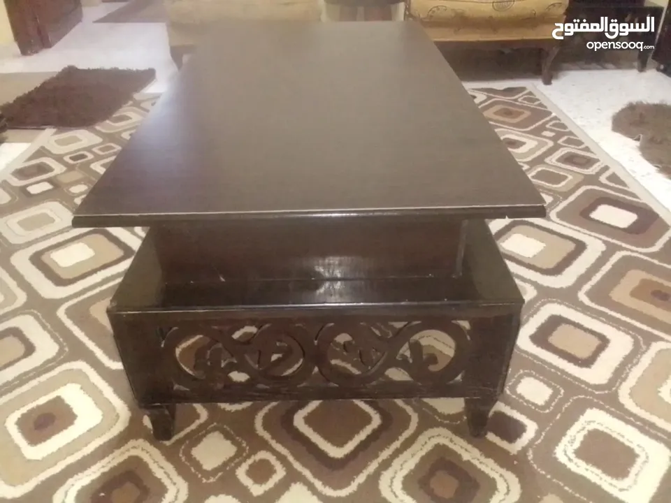 طقم طاولات ثلاث قطع بحاله جيده الطاوله الكبيره بحاجه لغراء وتثبيت كما واضح بالصوره