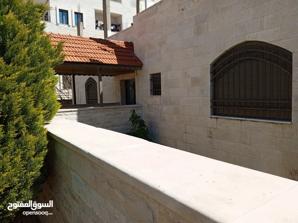 بيت مستقل طابقين مع حديقة للبيع  قريب من الخدمات ابو السوس