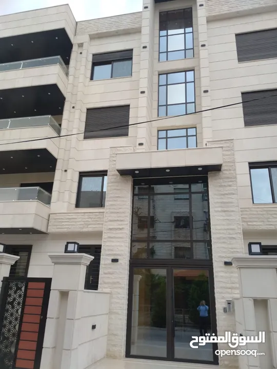 شقة أرضية  150م في الجاردنز  مع ترسات واسعة بسعر 180 ألف لم تسكن جديدة مع كراج خاص