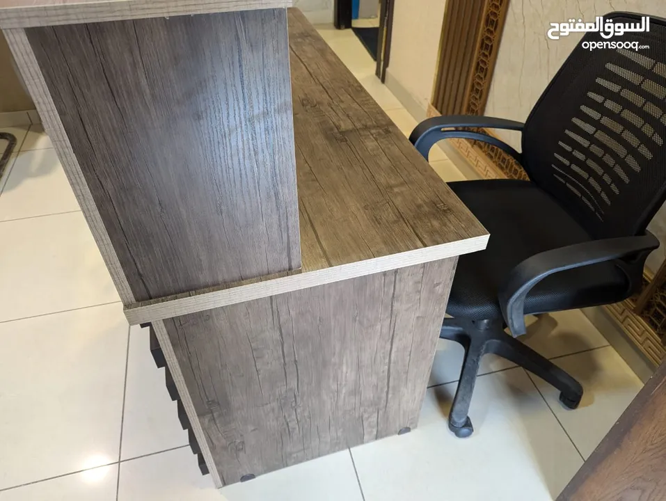 اثاث مكتبي استخدتم بسيط وبحالة الجديد