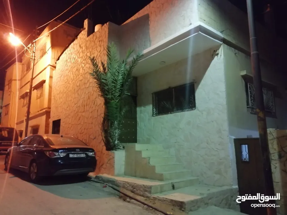 منزل طابقين مستقل للبيع   في منطقة الزرقاء جبل الامير حسن خلف مسجد سعد بن معاذ