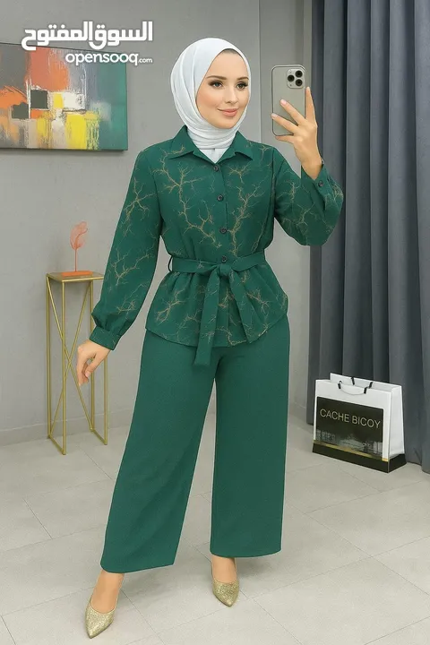 قميص ساده مدهب مع حزام و بنطلون