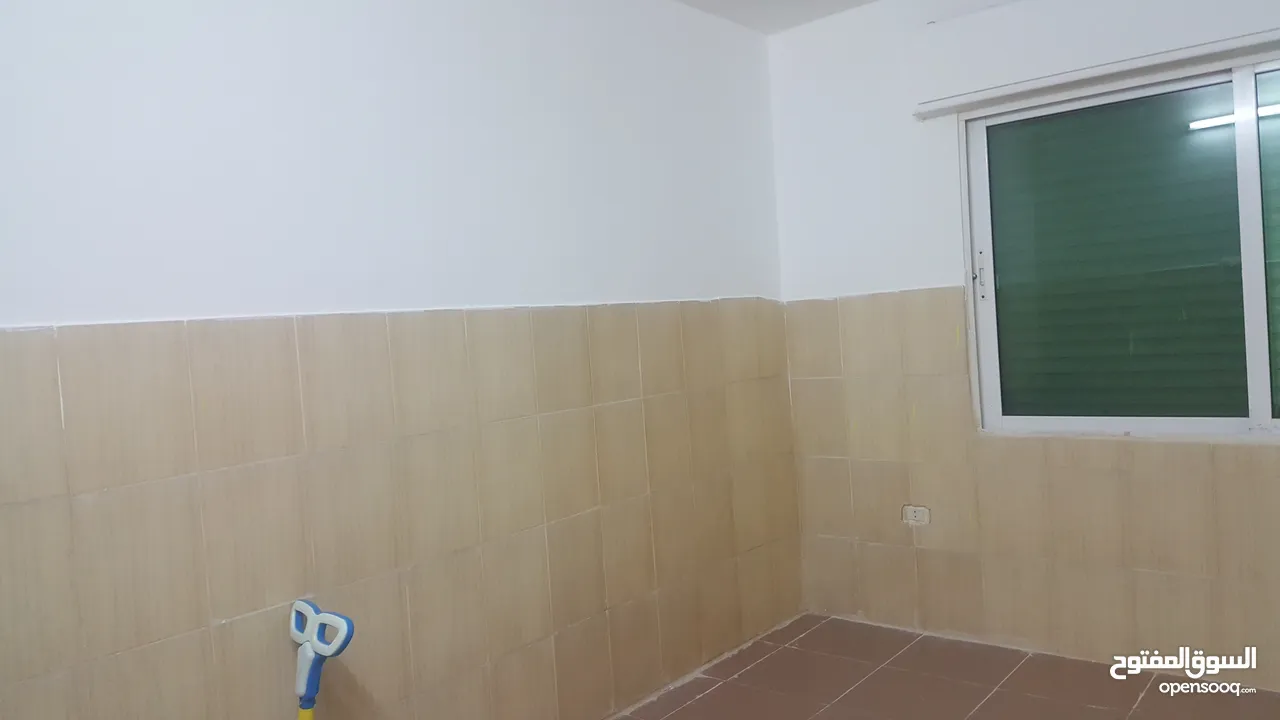 شقه استثماريه مميزه للبيع من المالك مباشرة طابق ارضي منخفض على مستوى الشارع،مدخل جانبي