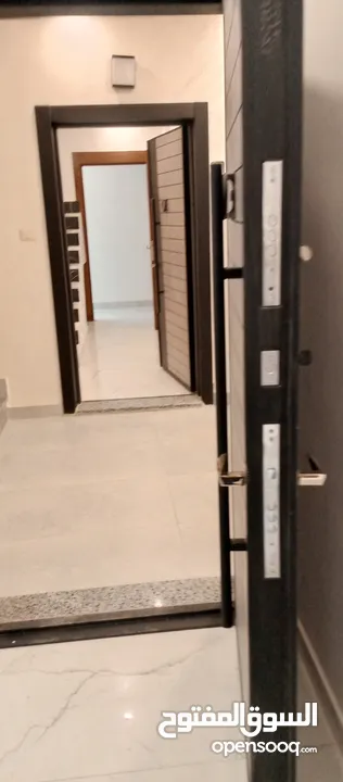 شقة دوبلكس مع روف 250م للبيع في مرج الحمام الجلهاء قرب دوار البكري شارع الشجر