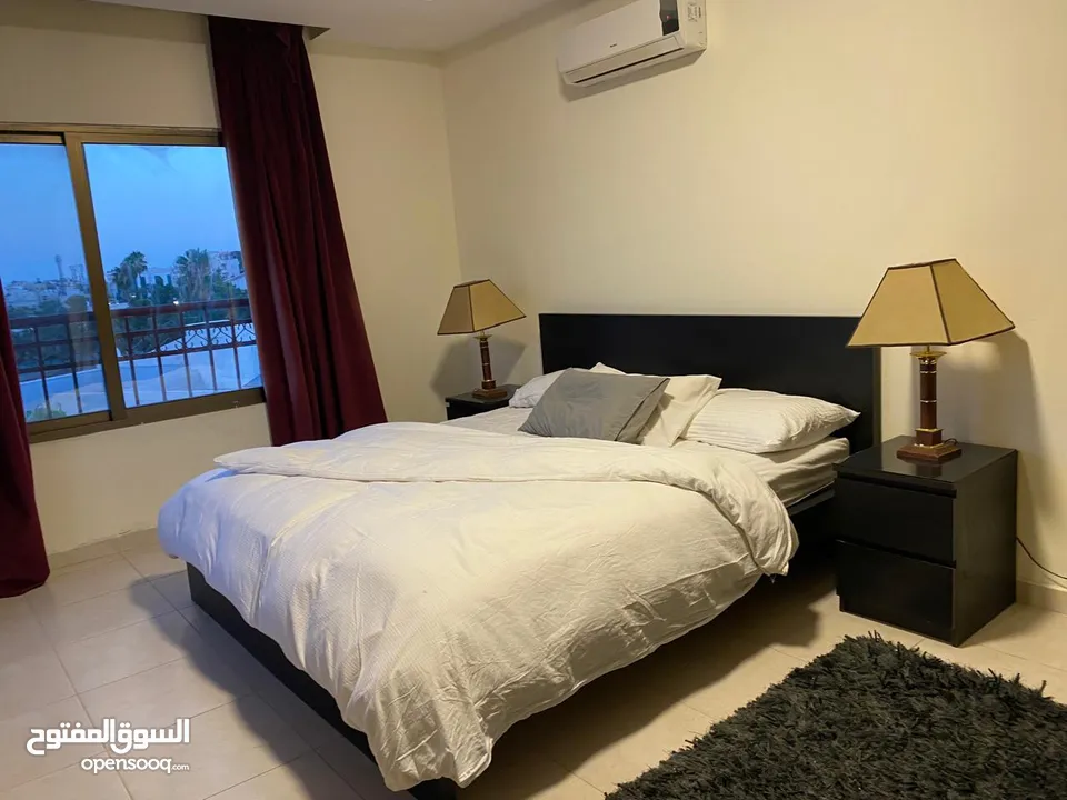 3 غرف نوم ,مفروش مع كامل الاحهزة ، ط4 مقابل فندق سانت ريجز / يوجد غرفتين .حمامين ط3  عبدون