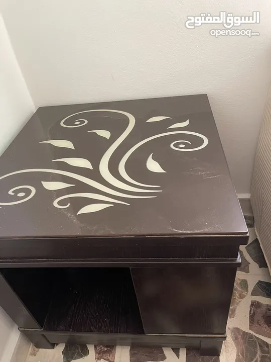 طاولة وسط مع 2جنابيات