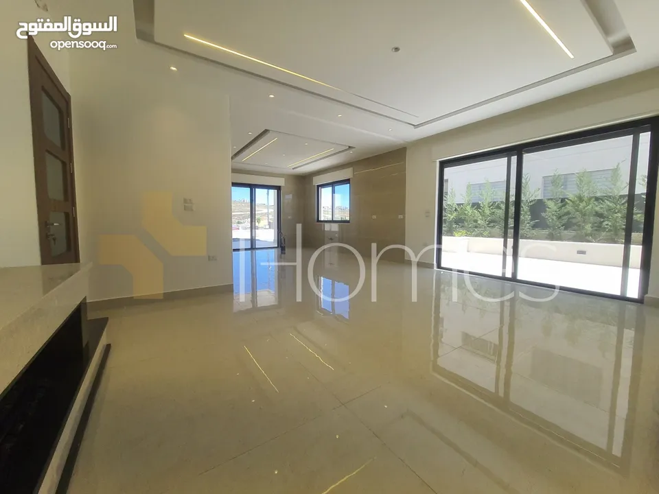 شقة ارضية مع حديقة للبيع في قرية النخيل بمساحة بناء 220م