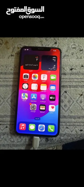 iPhone Xs max  256 g نموذج m بطاريه 77٪؜ مش مغير في اشي فقط شعر صغير بالشاشه مش مأثر عالتتش معه لزقت