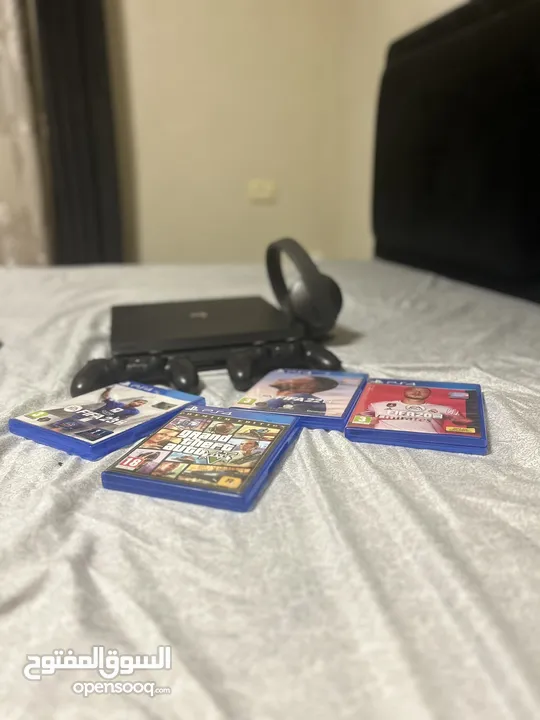 Ps4 pro + ايدتين للبليسيشن + سماعة بلوتث +الشاحن+للبليستيشن+ 4 سديات ومن ضمنهم العبة الشهيرة Gta5