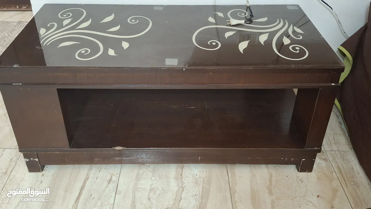 حوض سمك كبير و صغير و طاولات مستعملة