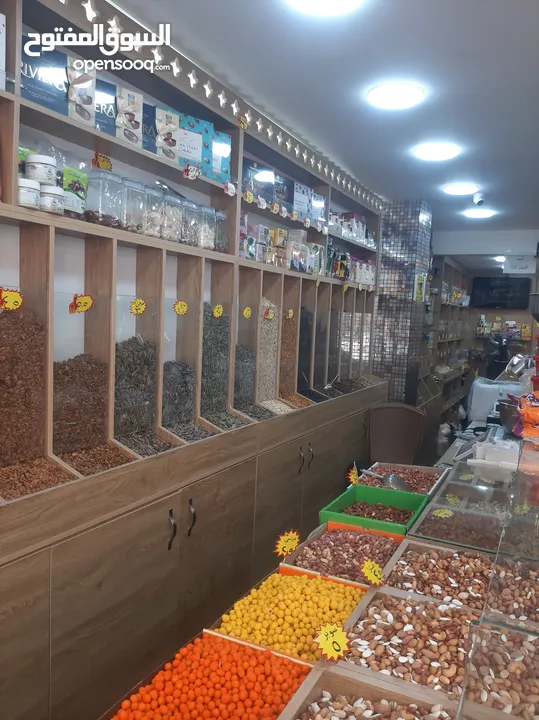 محمص للبيع بكامل عدته وديكوره وبضاعته البيع بداعي السفر المحمص يعمل بشكل جيد وقابل للتطوير والتوسيعو