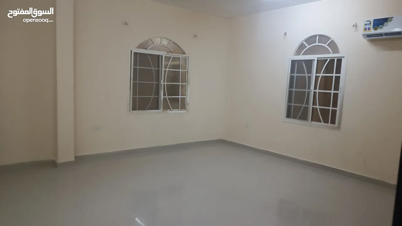 شقة كبيرة 5 غرف للاجار في عوقد  Large 5-room apartment for rent in Awqad