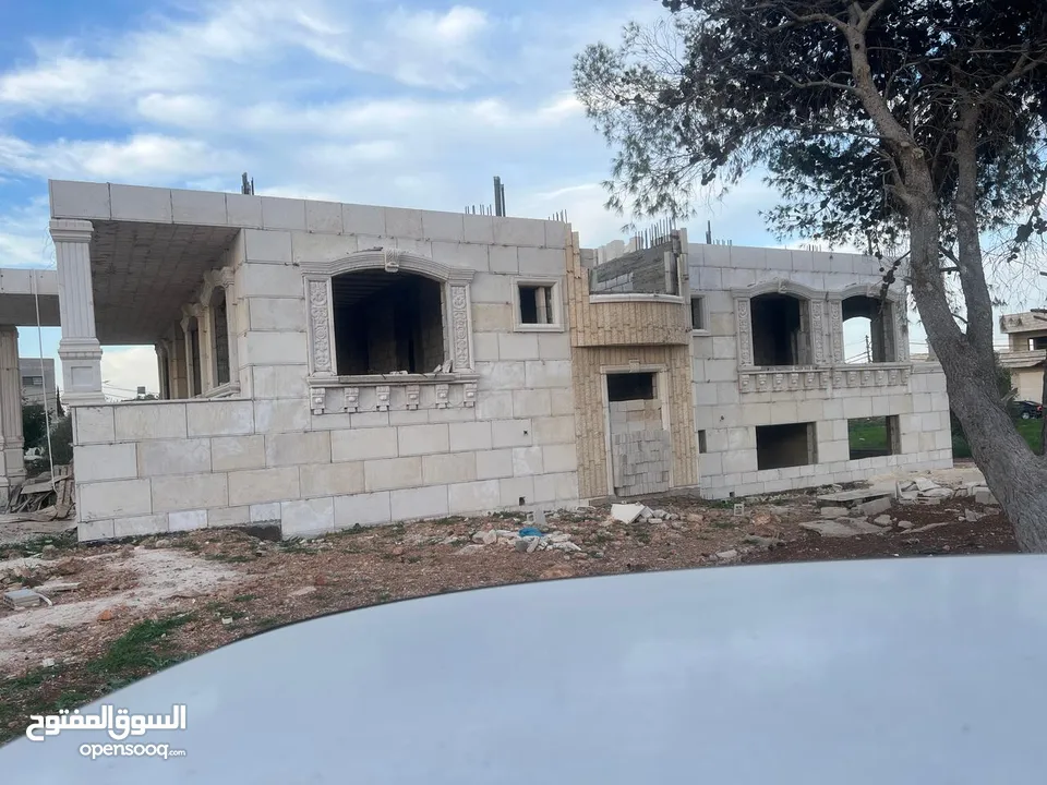 فيلا عظم 560م على قطعة أرض 1035متر على شارع البترا للبيع