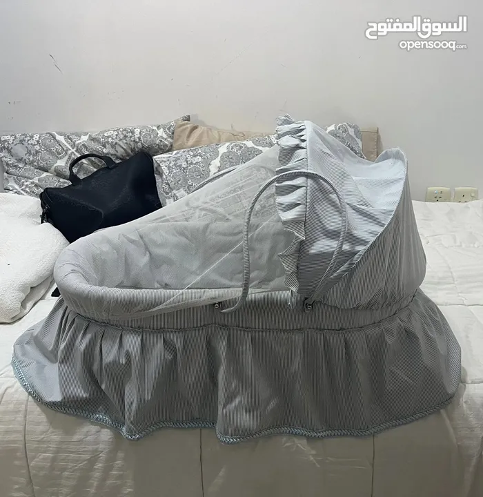سرير اطفال متنقل حجم كبير (مثل الجديد) - Opensooq