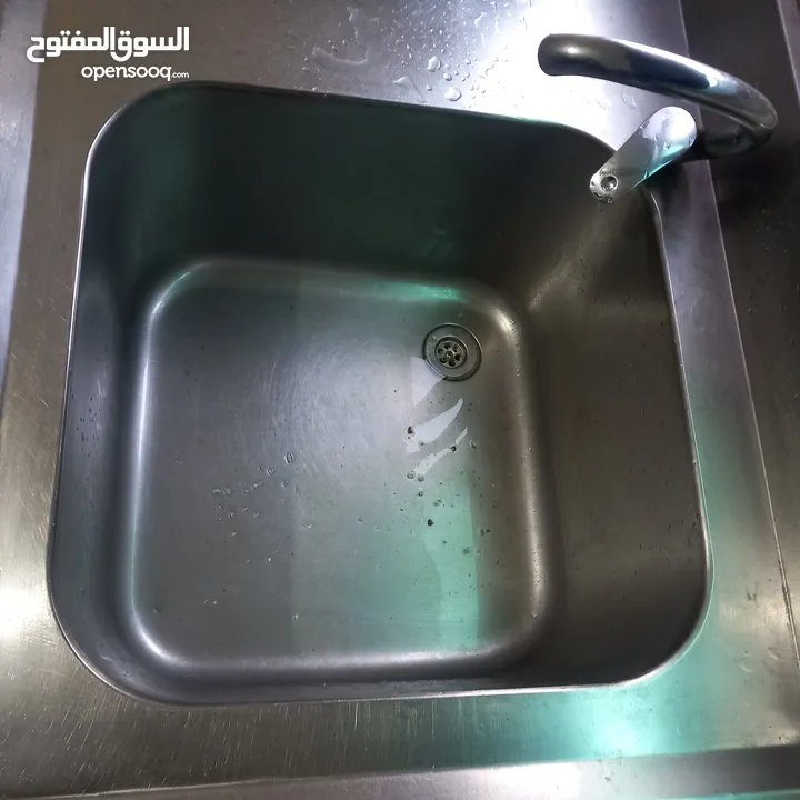 مجلى ستيلس ثقيل صناعي  ثلاجة بحاجه الى مروحة  طاوله ستيلس  غاز عين وحدة كانون كبير طول مترين عرض 40س