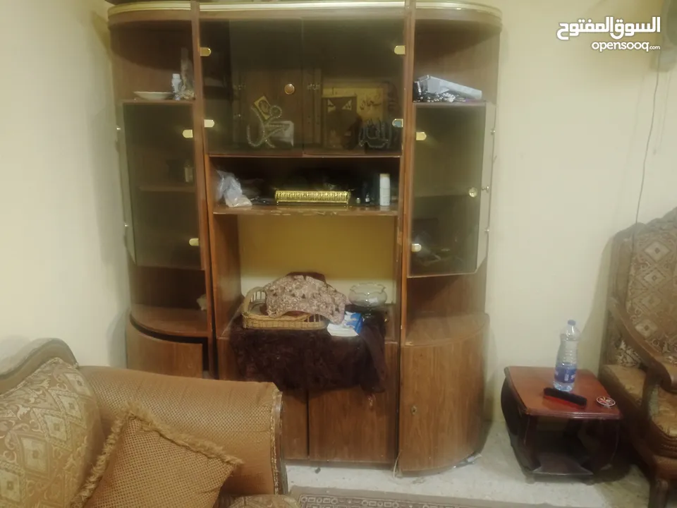 طقم كنب ثقيل مع طاولة و طربيزات للبيع مع البوفية 60