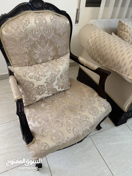 طقم كنب تنجيد جديد خشب زان وسويد ميه ميه استخدام بسيط تم تنجيده جديد  من 3 اشهر والبيع بدعي السفر