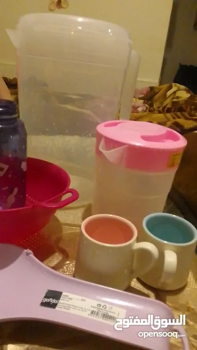 مجموعة زينة و   اواني بلاستيك لصب العصير و شمسية   و العاب اطفال