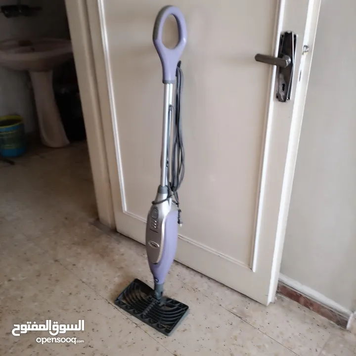 مكنسة  شارك.( Shark) كهربائية تعمل على البخار