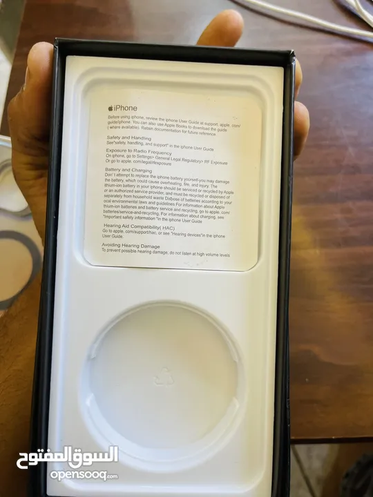 iPhone 12 promax 256 بطارية 87 شاشتو فيها شعر والضهر من عند الكاميرات مشعور الجهاز بحالة ممتازة