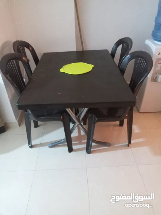 طاولة سفره بلاستك بحاله جيده جدا