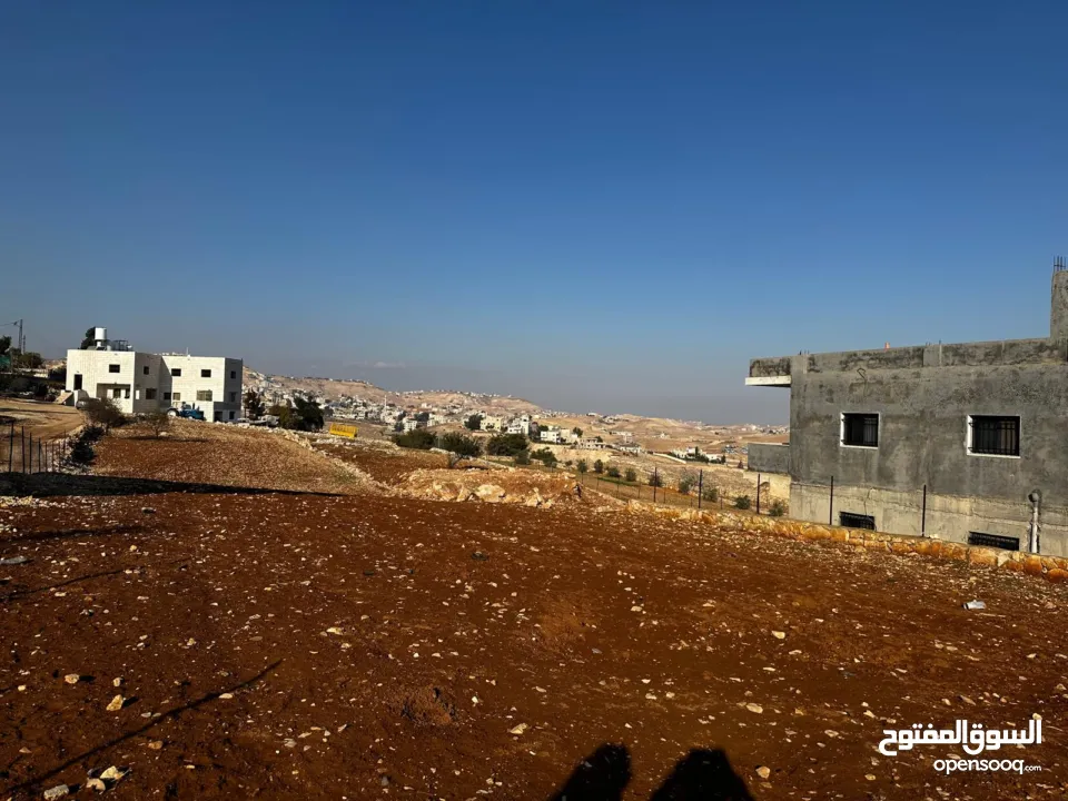 قطعة أرض مستوية مميزة قُرب بيت ساحور و تبعد 7 دقائق عن مزموريا قُرابة الدونمين ( 1940 م2 ) منطقة أ