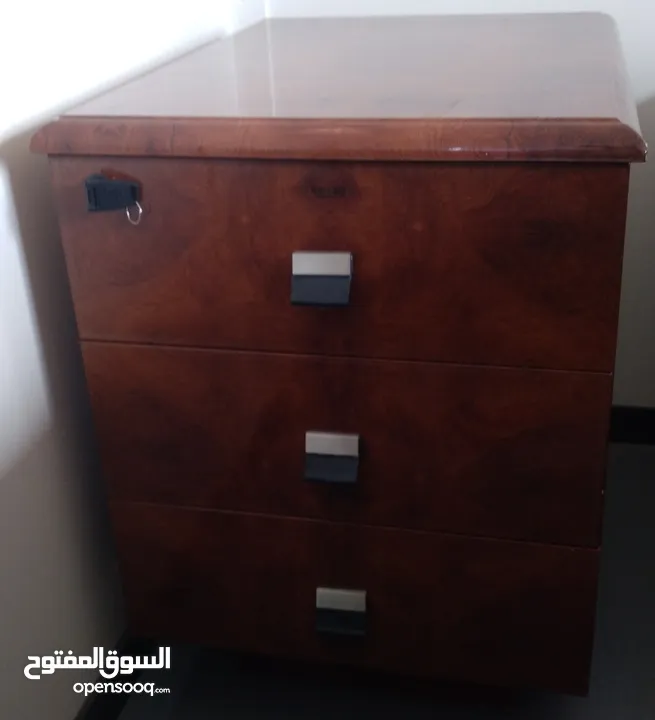 أثاث مكتبي بحالة ممتازة Office furniture in excellent condition