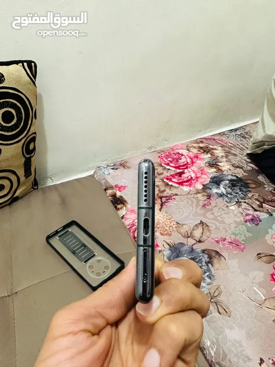ميت 40 برو مع الشاحن معفي ضريبة حمايه في الظهر فيه خبطه في الشاشه لا تأثر على الاستعمال 256جيجا 5G
