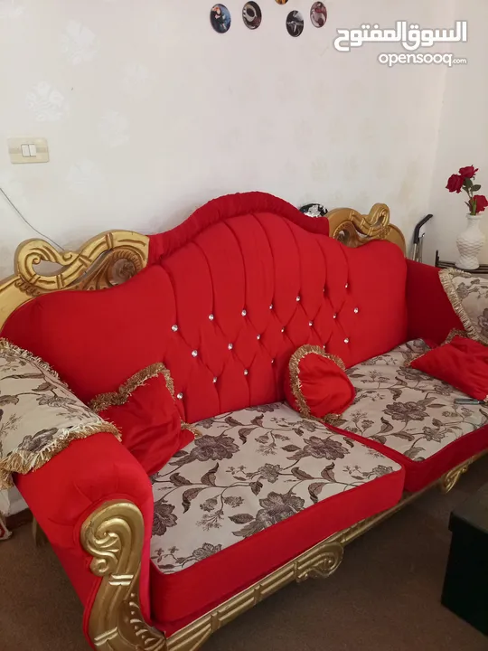 طقم كنب للبيع بحاله ممتازه خشب زان لون خمري 7 مقاعد للاستفسار
