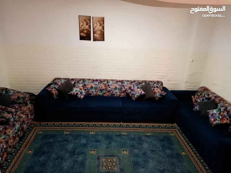 غرفة جلوس مع مقعدين مفرد