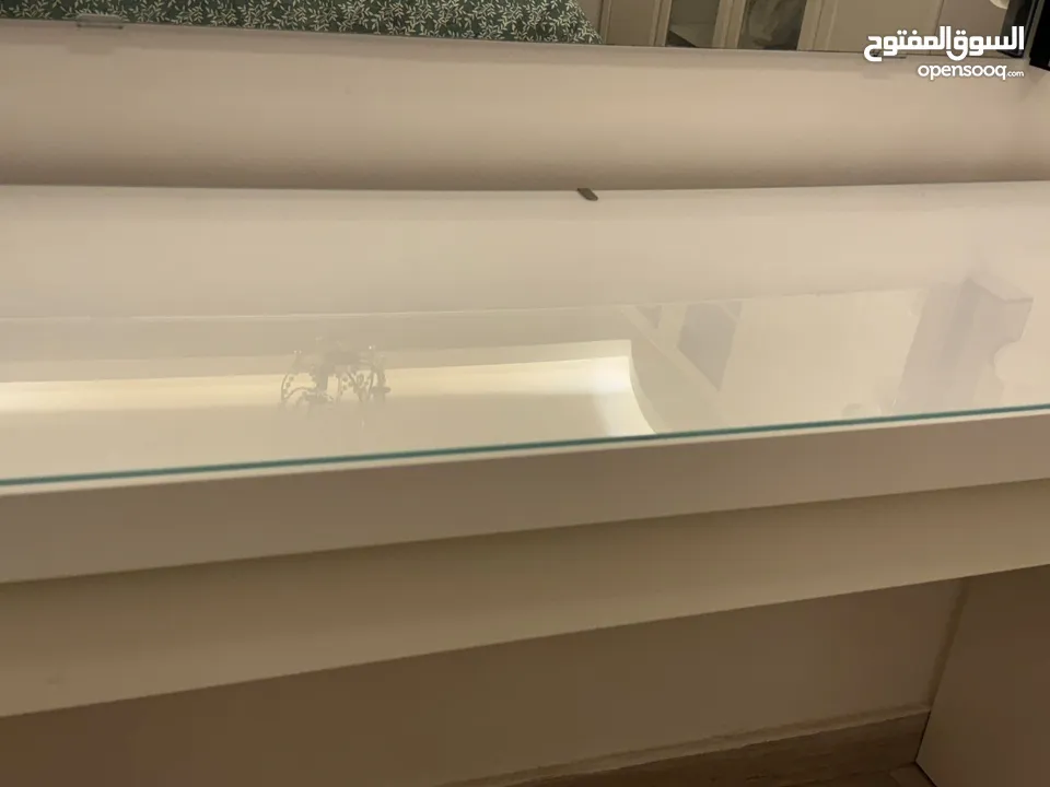 تسريحة لغرفة النوم مع درج واحد - نوع ايكيا مالم  لون ابيضIKEA-Malm dressing table بحالة ممتازة للبيع