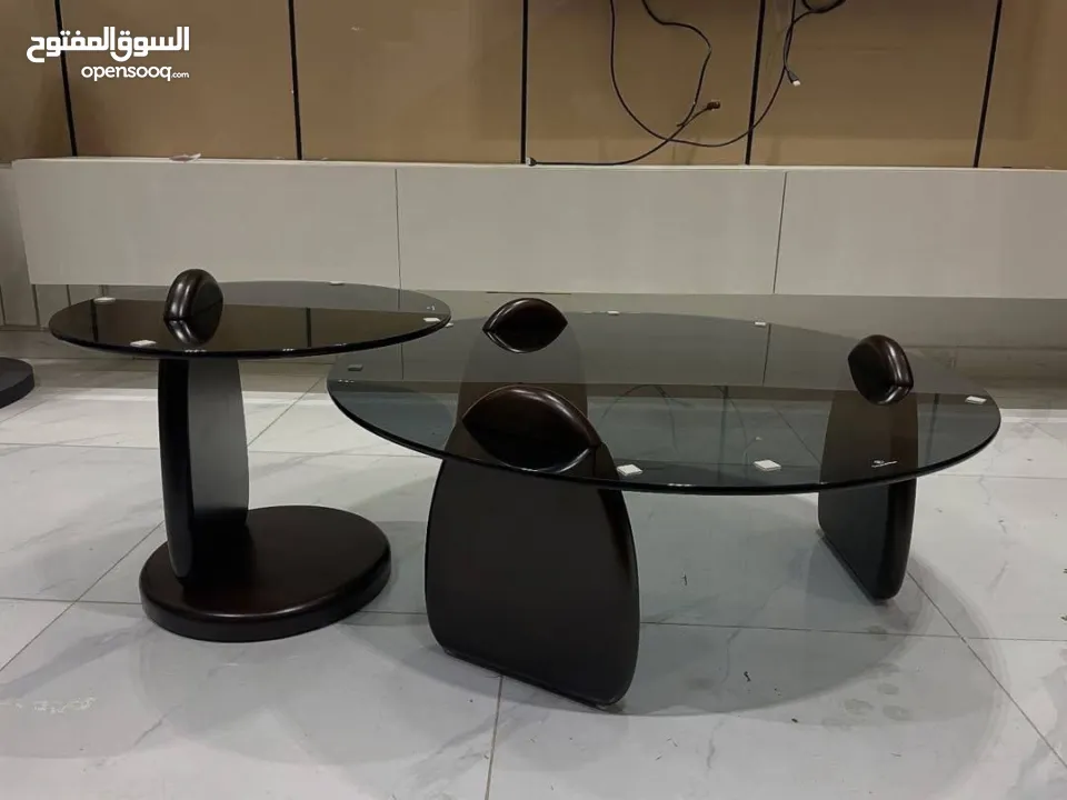 طاولة عصرية بسطح زجاجي أنيق وتصميم حديث