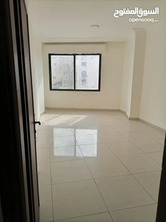 مكاتب ومحلات للايجار في موقع حيوي ومخدوم و بسعر مغري