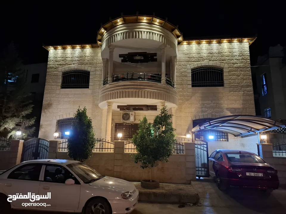 عماره للبيع مكونه من طابقين واجهات حجر وتراس مع نظام طاقه شمسية
