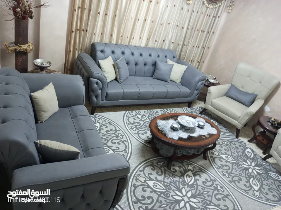 كنب تفصيل باللونين السكني والبيج مكون من سبعة  مقاعد بحالة الوكالة جديد