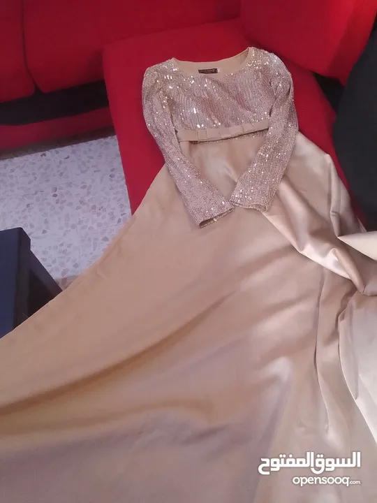 فستان طويل لون ذهبي