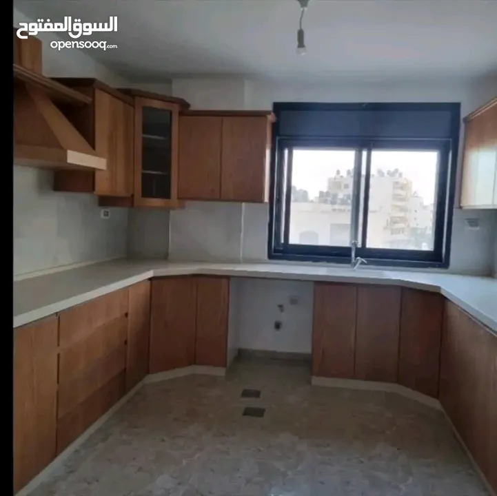 شقة مع مطبخ وساعة ماء وكهرباء قرب عسل وبصل