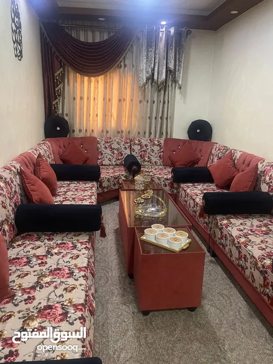 كنب كورنر مستعمل بحالة الجديد سبب البيع نقل على شقة أخرى