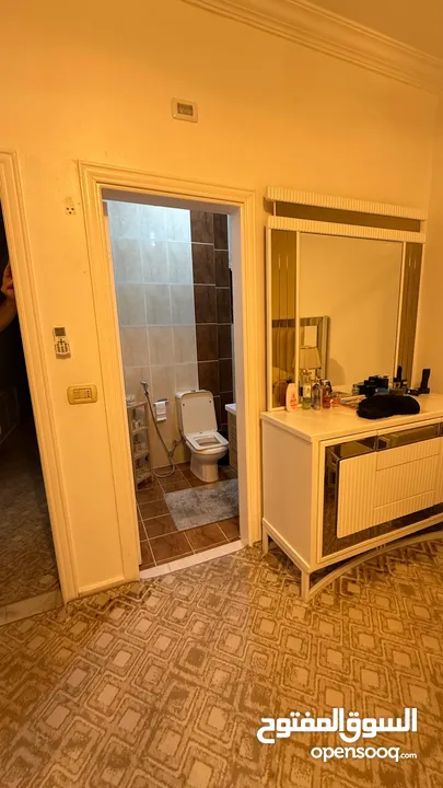 شقه فاخره للبيع  من المالك مباشره  سعر قابل للتفاوض بشيء بسيط مميزه جدا جدا  مع غرفه خارجيه و حديقه