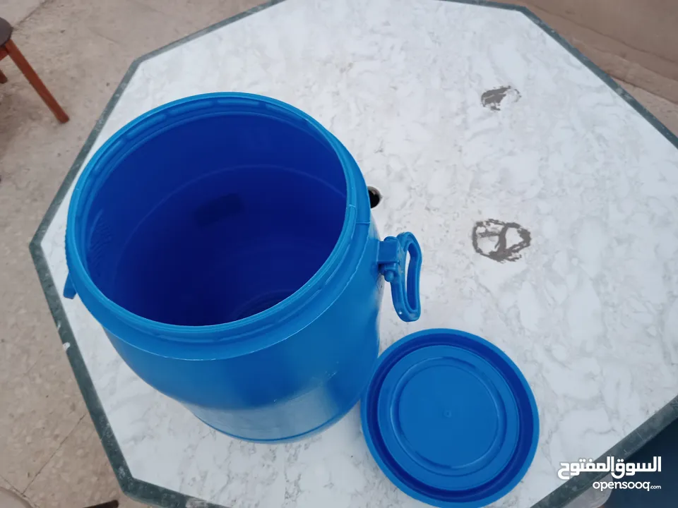 برميل بلاستيك او دبية.