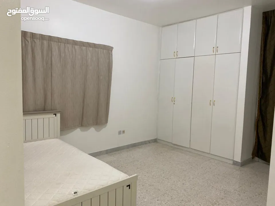 سرير للإيجار لسيدة في شقة كلها سكن للبنات فقط النادي السياحي قرب ابوظبي مول و جزير الريم