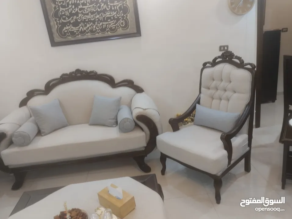 تنجيد جميع انواع الكنب والجلسات العربيه والخليجيه  وصيانه الكنب داخل المنزل