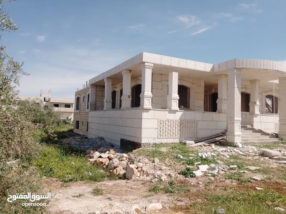 فيلا عظم 560م على قطعة أرض 1035متر على شارع البترا للبيع