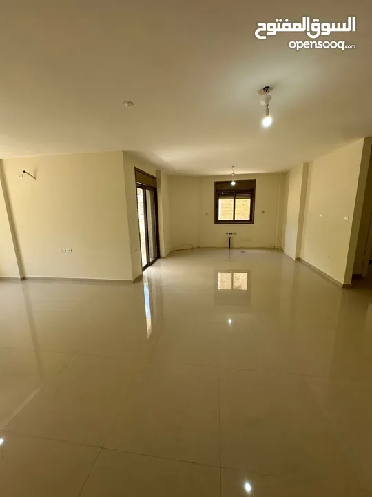 ثلاث غرف غير مفروشة للإيجار
