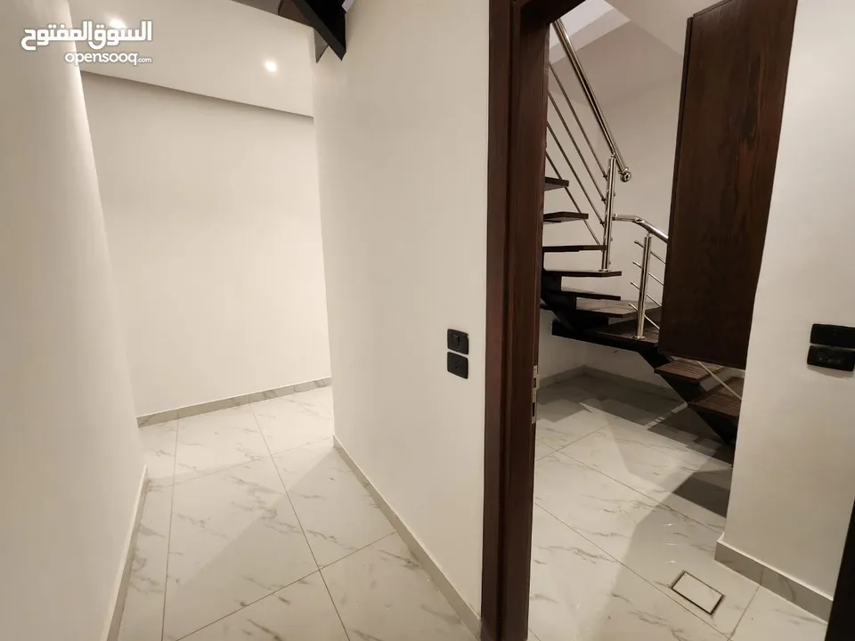 شقة مع روف دوبلكس للبيع على طريق المطار ( البنيات )  ref : 14367