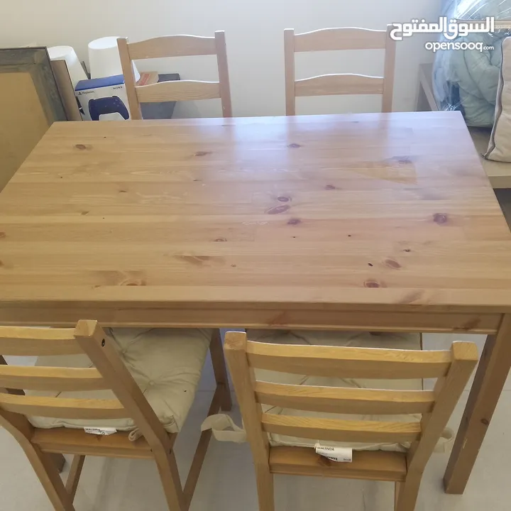 طقم جلوس وطاوله صغيره من ايكيا مع  4 كراسي للبيع